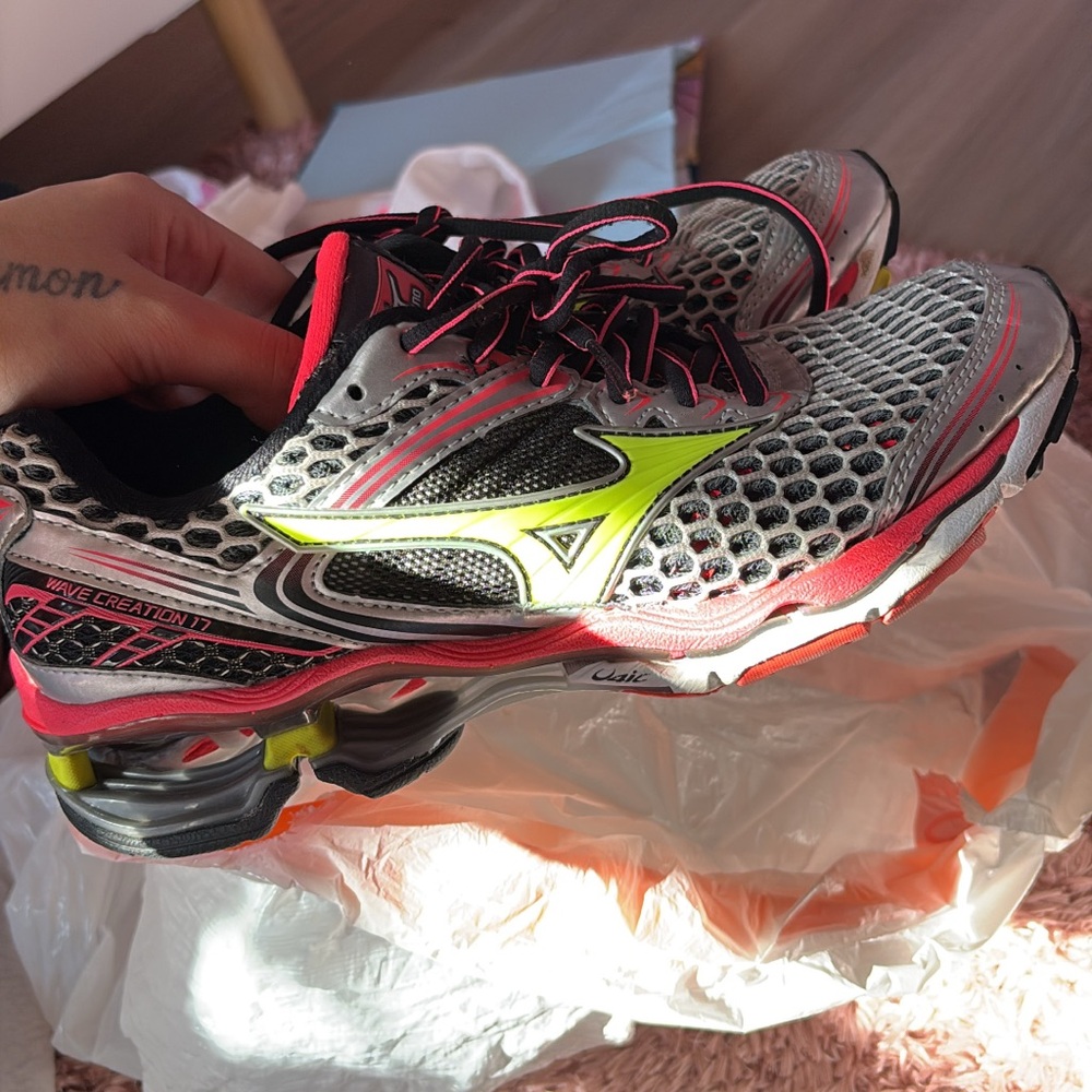 Women’s Mizuno tennis shoes